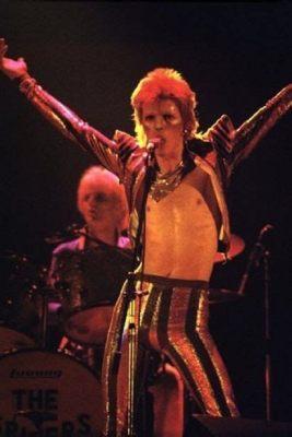  Ziggy Stardust - En kosmisk glamrockfantasi med hypnotiserande gitarrer och androgyn charm